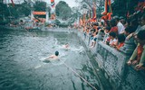 Sôi động trò chơi bắt vịt tại hội làng Vạn Phúc